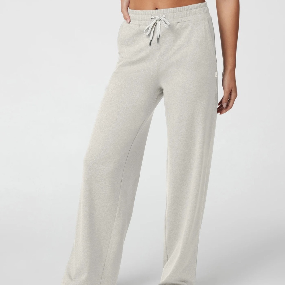 NWOT Vuori Halo Essential Wideleg Pant - in Short size SMALL